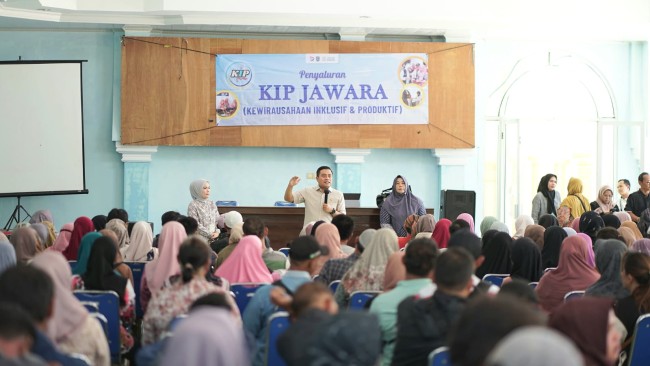 Anggota Komisi E DPRD Jatim Puguh Wiji Pamungkas menghadiri penyaluran bantuan Kewirausahaan Inklusif dan Produktif Jatim Wani Sejahtera (KIP Jawara).