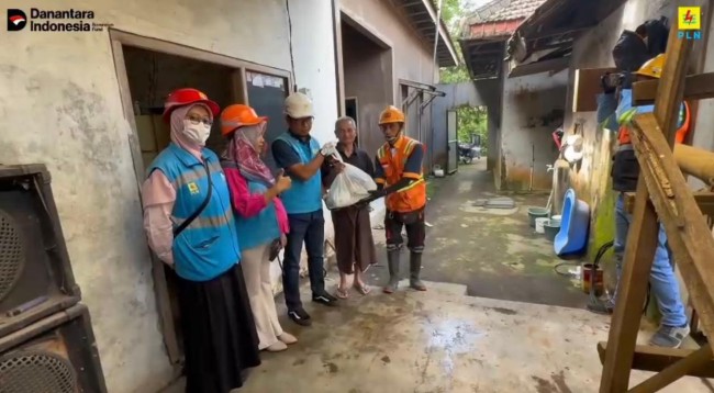 Tak hanya listrik, tim PLN UP3 Malang juga menyerahkan bantuan. (Foto: ist)