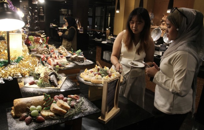 Potret pengunjung menikmati program  “Taste of December”, all you can eat dinner buffet bernuansa Natal yang berlangsung sepanjang bulan ini di  Hotel Santika Premier Malang. (Foto: ist)