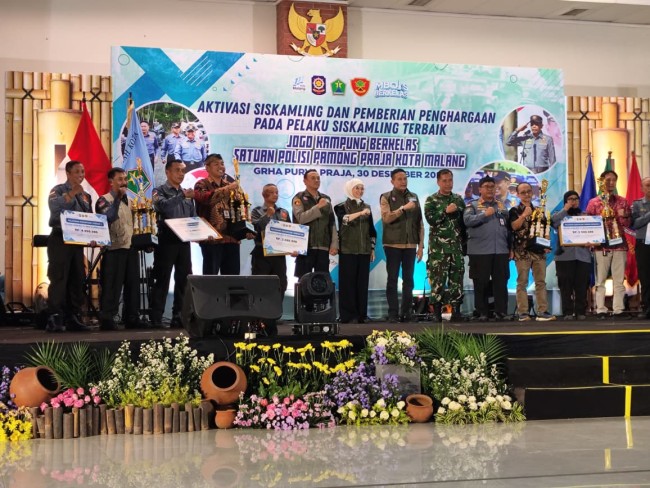 Penganugerahan kepada juara Lomba Siskamling.(Foto: Riski Wijaya/MalangTIMES).