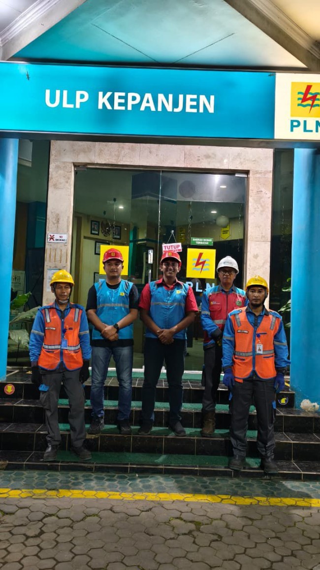 Tim petugas ULP Kepanjen amankan kelistrikan libur Nataru. (Foto: ist)