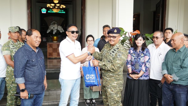 Simbolis penyerahan bantuan. (Foto: ist)