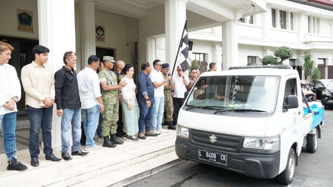 Wali Kota Malang Wahyu Hidayat melepas penyaluran bantuan dari PLN melalui kegiatan Malang Tahes Club (MTC) dan disinergikan dengan TNI Angkatan Laut. (Foto: ist)