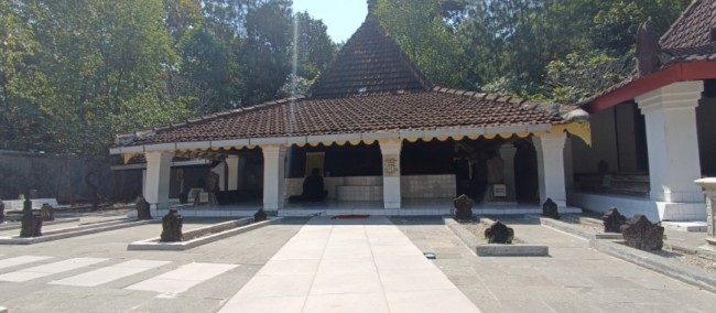 Makam Bathoro Katong