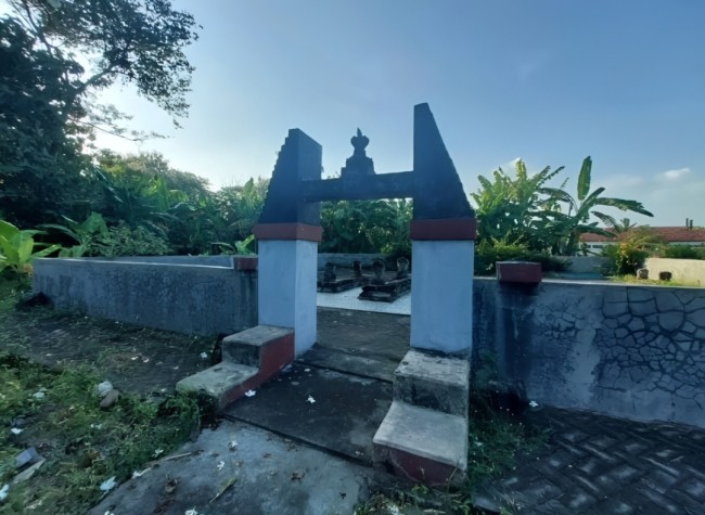 Situs Makam Dolopo