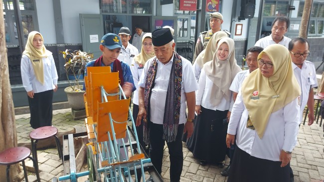 Melihat hasil karya siswa SMPN 1 Turen.