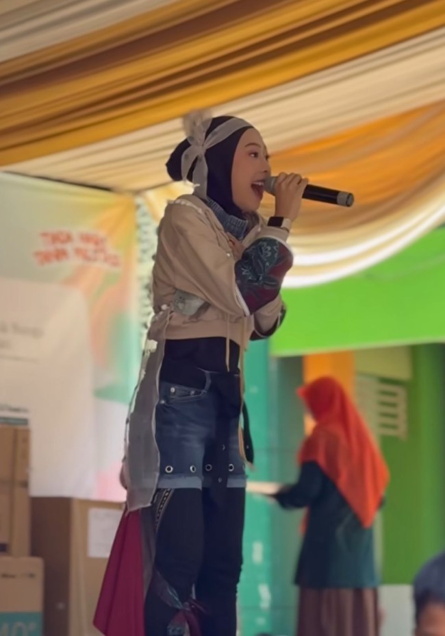 Momen Betris saat menyanyi. (Foto: istimewa)