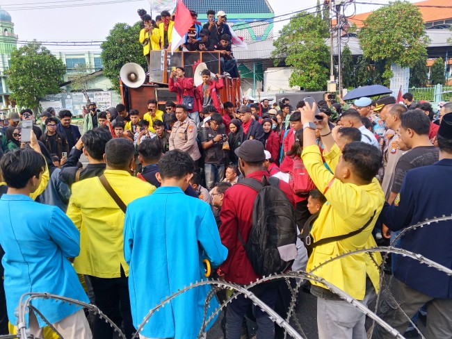 Mahasiswa demi di depan Gedung DPRD Jawa Timur