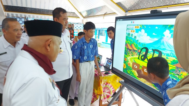 Melihat game berbahasa Jawa. 