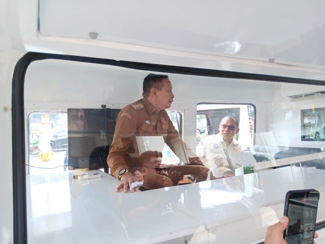 Wali Kota Malang, Wahyu Hidayat meninjau unit mobil pelayanan pajak kendaraan bermotor (PKB) keliling.(Foto: Riski Wijaya/MalangTIMES).