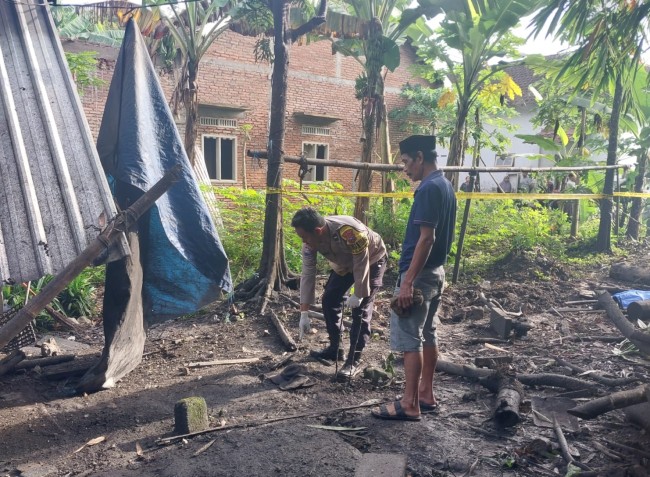 Polisi saat melakukan olah TKP pada sebuah pabrik tahu di Kecamatan Pakisaji usai seorang pekerja dilaporkan tewas diduga terkena ledakan alat ketel uap pada Sabtu (31/1/2026).