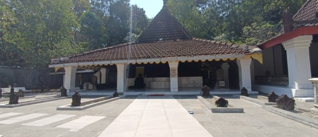 Makam Batoro Katong 