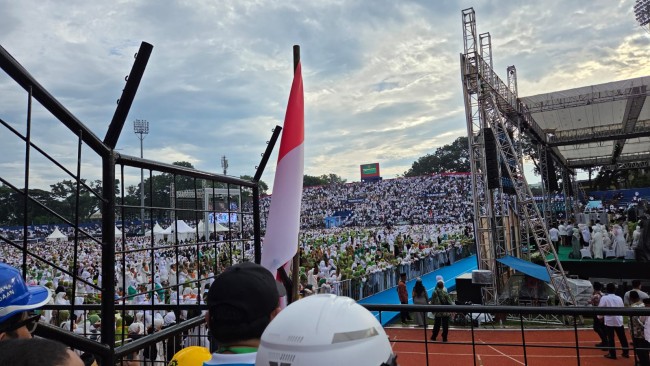 Tim PLN UP3 Malang melakukan pemantauan sistem secara berkala, pengamanan peralatan, sekaligus siaga merespons cepat jika muncul potensi gangguan kelistrikan di Mujahadah Kubro 1 Abad NU. (Foto: istimewa)