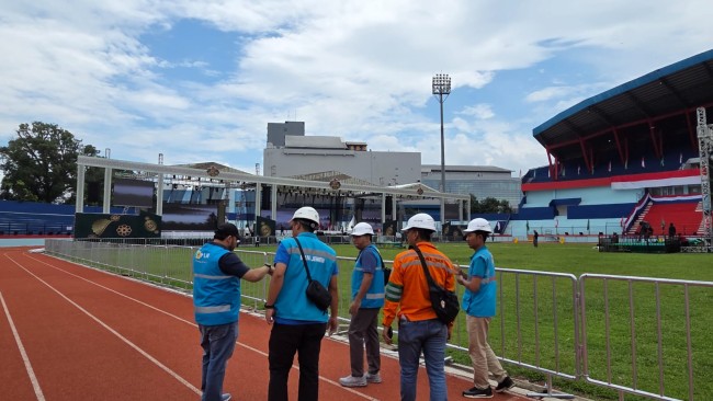Tim PLN UP3 Malang melakukan pemantauan sistem secara berkala, pengamanan peralatan, sekaligus siaga merespons cepat jika muncul potensi gangguan kelistrikan di Mujahadah Kubro 1 Abad NU. (Foto: istimewa)