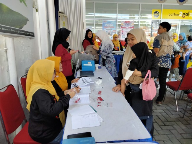 Antusias warga Kelurahan Rampal Celaket pada event Alfamart Sahabat Posyandu.(Foto: Riski Wijaya/MalangTIMES).
