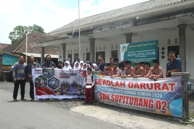 Foro bersama tim PFI Malang bersama para pelajar terdampak erupsi Gunung Semeru di Desa Supiturang, Kecamatan Pronojiwo, Kabupaten Lumajang, Jawa Timur, pada Kamis (12/2/2026).&nbsp;(foto: istimewa)