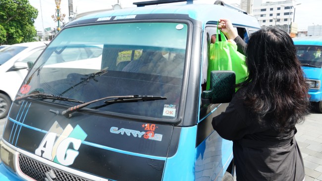 Momen pegawai PLN memberikan bantuan sembako kepada sopir angkot. (Foto: istimewa)