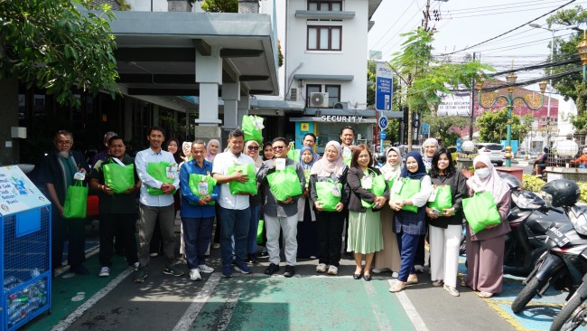 Foto bersama para pegawai PLN UP3 Malang sebelum berbagi sembako kepada warga di sekitaran kantor. (Foto: istimewa)
