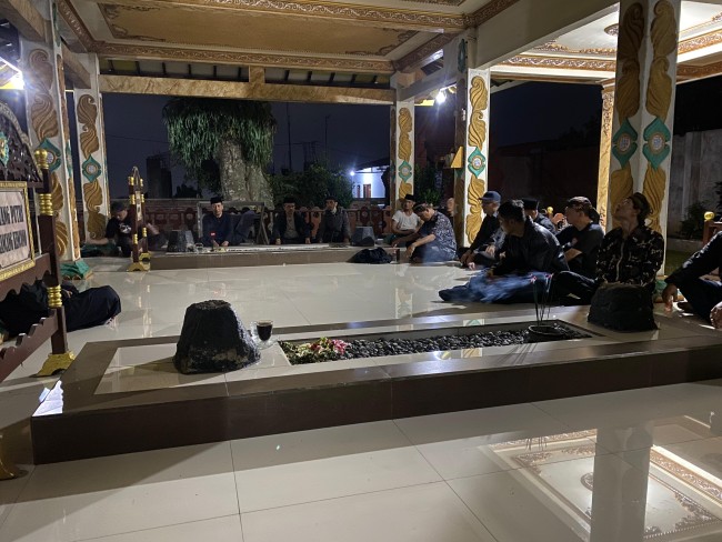 Tawasul atau kirim doa kepada para leluhur dan pembuka Desa Tlogomas sebelum ritual Topo Mbisu Mubeng Deso. (Foto: istimewa)