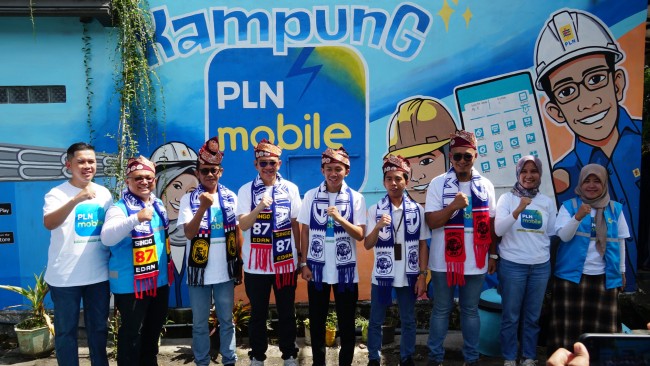 Foto bersama jajaran manajemen UID Jawa Timur saat memantau Kampung PLN Mobile di Kabupaten Malang. (Foto: istimewa)