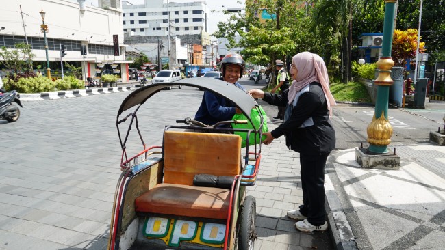 Momen pegawai PLN UP3 Malang memberikan sembako kepada tukang becak. (Foto: istimewa)