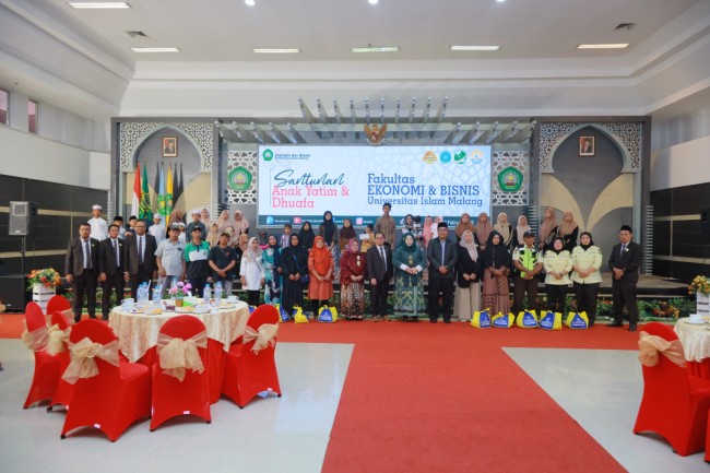 Foto para pimpinan FEB Unisma bersama dengan anak yatim dan dhuafa. (Foto: istimewa)