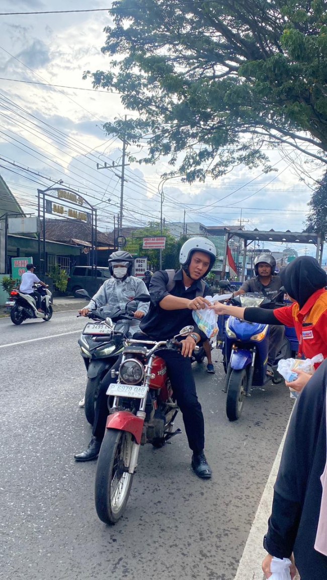 Terlihat pengguna jalan menerim buka puasa gratis program Alfamart. (Foto: istimewa)