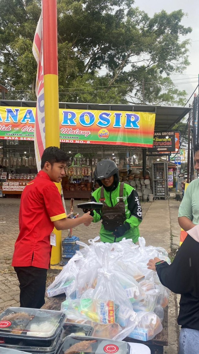 Tampak ojol juga turut menerima buka puasa gratis program Alfamart. (Foto: istimewa)