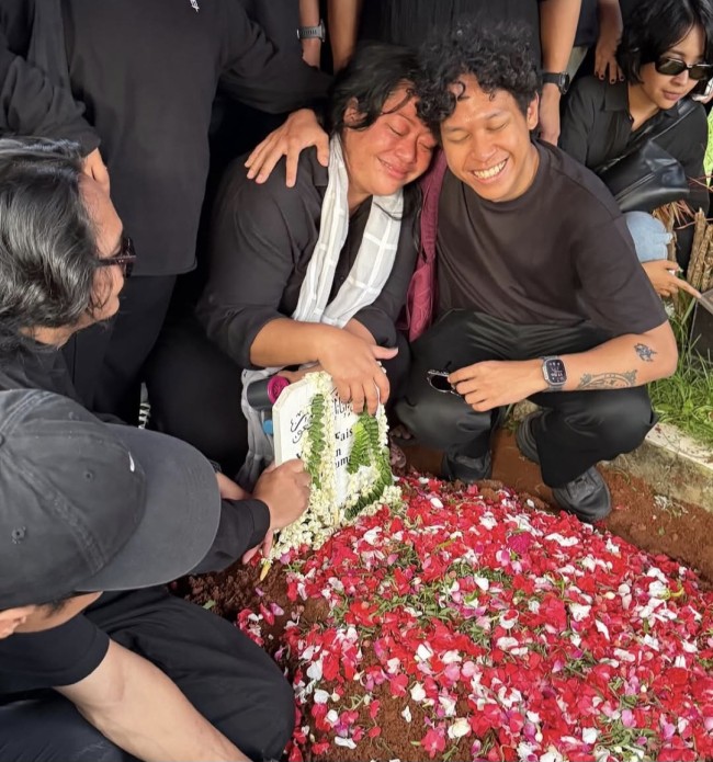 Momen Baskara hadir dalam pemakaman Qwang. (Foto: Instagram)