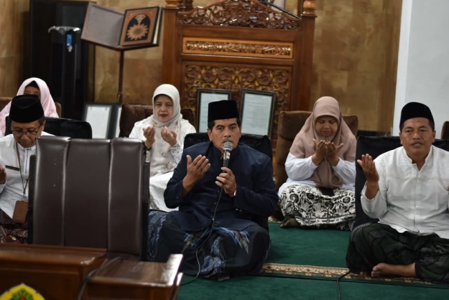 Pengasuh Ponpes Al-Hayatul Islamiyah memberikan arahan kepada santriwati MTsN 2 Kkfa