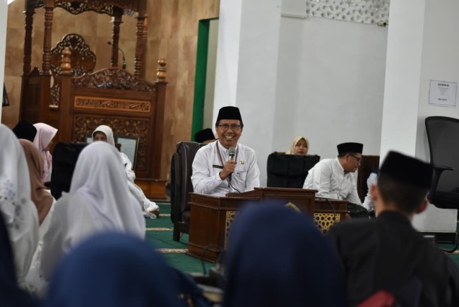 Kepala MTsN 2 Kota Malang Muhammad Amin Tohari saat memberikan arahan.(Foto: Istimewa).