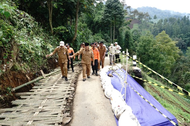 Peninjauan lokasi longsor di Desa Taji, Kecamatan Jabung, Kabupaten Malang.