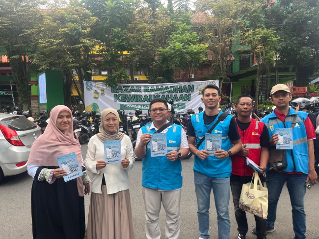Foto bersma tim PLN UP3 Malang saat melakukan jemput bola di Pasar Takjil. (Foto: istimewa)