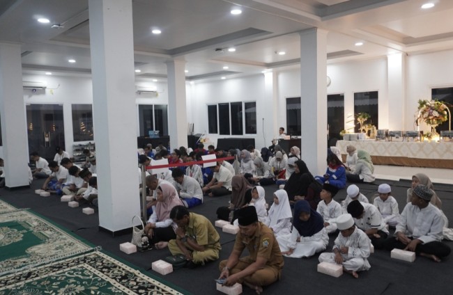 Suasana bersama anak-anak yatim dan masyarakat dalam rangkaian Safari Ramadan 1447 H yang diselenggarakan PT Pertamina Lubricants. (Foto: istimewa)