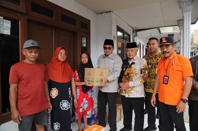 Penyerahan bantuan sembako di Desa Gunungsari, Kecamatan Tajinan, Kabupaten Malang.