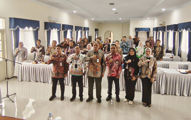 Kepala Balai Besar Pemdes Moh. Zain Afif bersama para peserta Forum Konsultasi Publik.(Foto: Riski Wijaya/MalangTIMES).