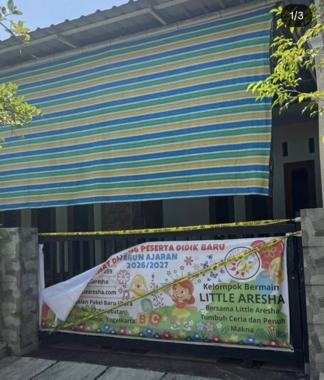 Tampak depan daycare yang sudah diberi garis polisi. (Foto: Instagram)