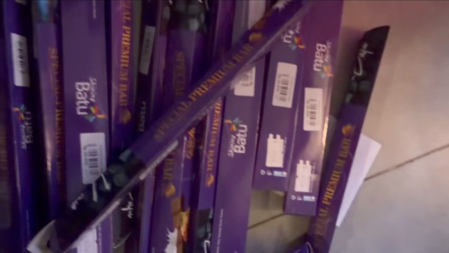 Kemasan luar cokelat oleh-oleh. (Foto: Threads)