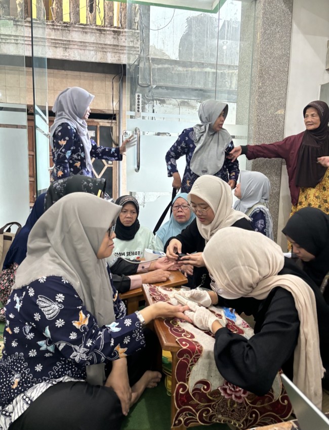 Suasana layanan kesehatan gratis bagi warga pralansia hingga lansia di sekitar kampus. (Foto: istimewa)