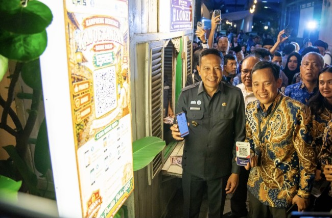Momen Wali Kota Malang Wahyu Hidayat bersama Kepala Perwakilan BI Malang Indra Kuspriyadi. (Foto: istimewa)