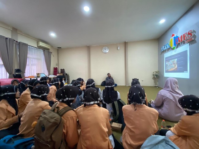 Para siswi MTS NU Pakis antusias menerima materi yang disampaikan jurnalis JatimTIMES.(Foto: Pipit Anggraeni/MalangTIMES).