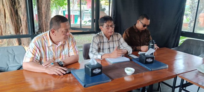 Kuasa Hukum Aston Abdul Wahab (tengah) dan Owner Representatif Aston Sabri Balafif.(Foto: Riski Wijaya/MalangTIMES).