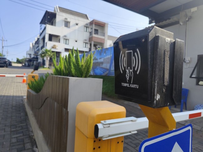 Penggunaan access card menjadi salah satu inovasi andalah di Perumahan Graha Agung.(Foto: Istimewa).