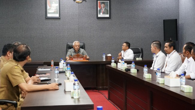 Suasana pertemuan tim PLN UP3 Malang dengan Bupati Malang H.M Sanusi. (Foto: istimewa)