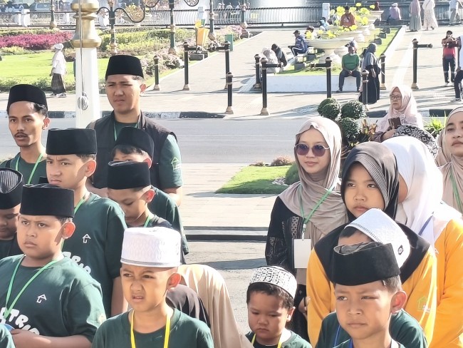 Para peserta Field Trip Muharram Rumah Sedekah NU antusias saatendapat briefing dari panitia