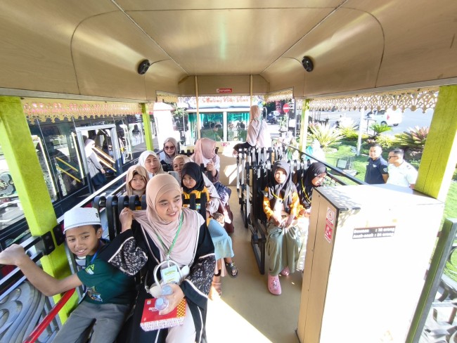 Para peserta Field Trip saat berada di Bus Macito.(Foto: Riski Wijaya/MalangTIMES).