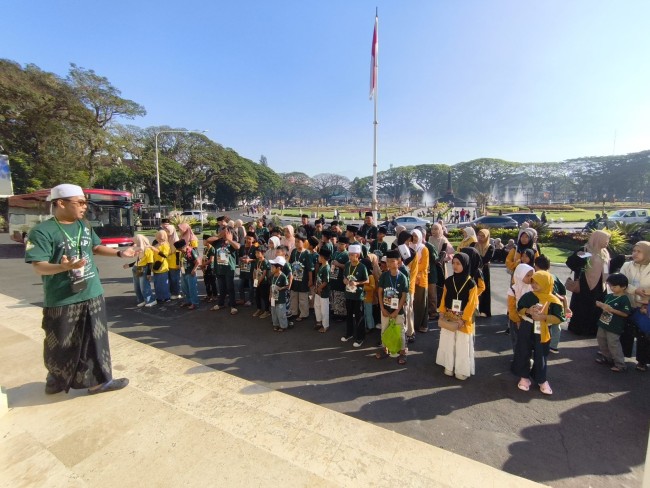 Para peserta Field Trip Muharram Rumah Sedekah NU antusias saat mendapat briefing dari panitia.(Foto: Riski Wijaya/MalangTIMES).