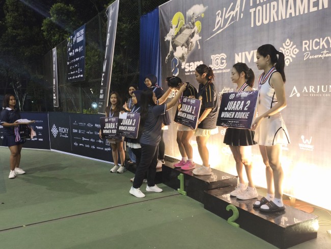 Penyerahan medali dan hadiah para pemenang BISA Prime Tennis Tournament.(Foto: Riski Wijaya/MalangTIMES).