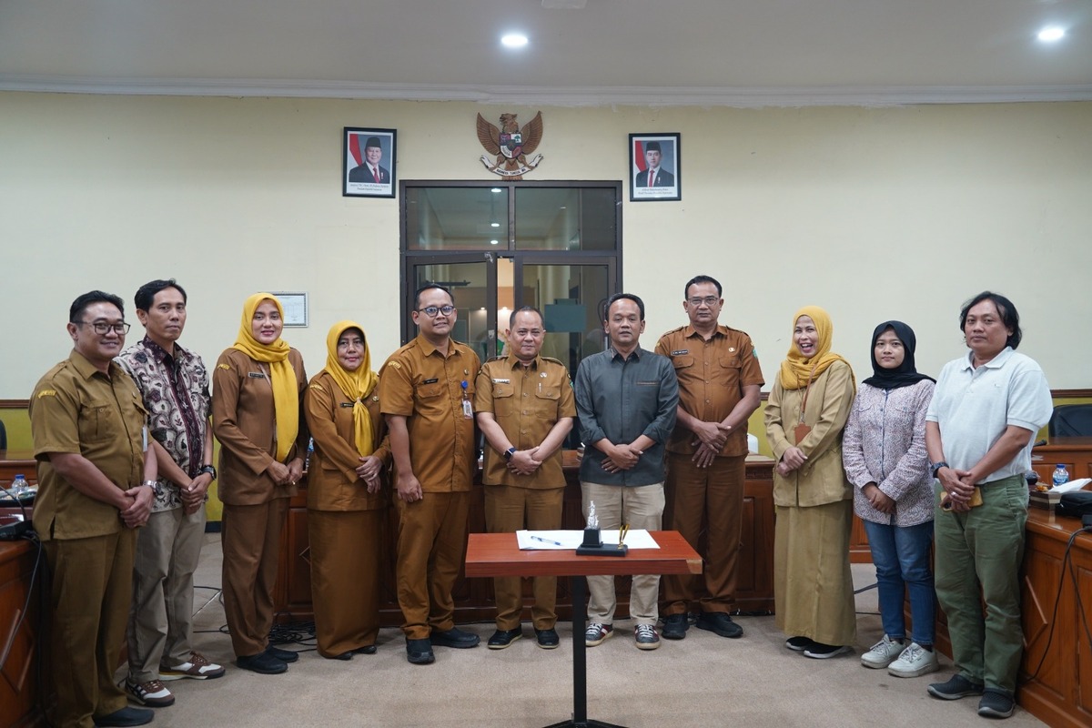 Foto bersama Sekretariat DPRD Kabupaten Sidoarjo, sekretaris komisi B beserta akademisi juga media