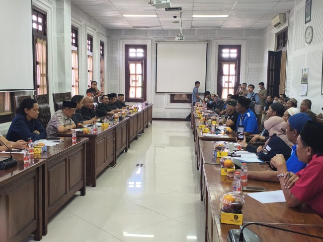 Audiensi antara perwakilan sopir angkot, Dishub Kota Malang dan DPRD Kota Malang.(Foto: Riski Wijaya/MalangTIMES).